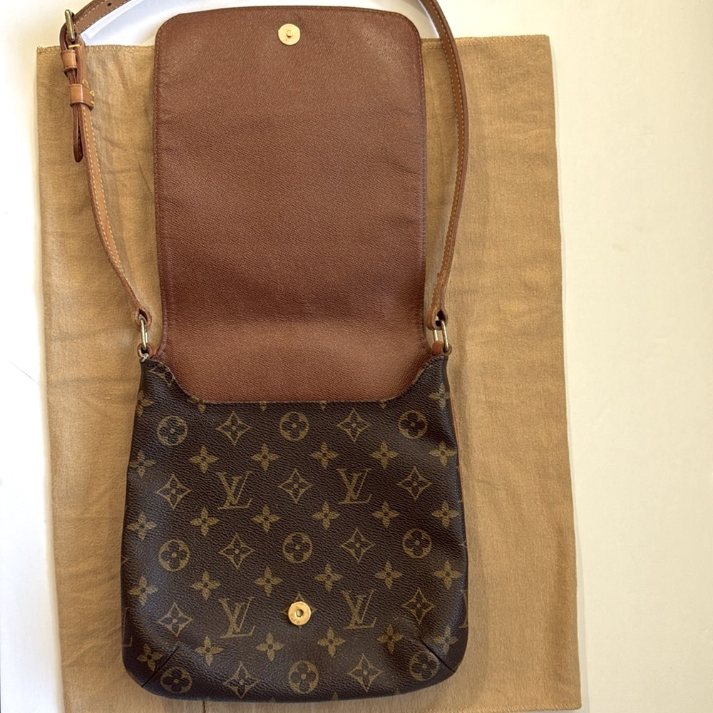 Authentic Louis Vuitton Musette Salsa shoulder Bag - Picture 4 of 16